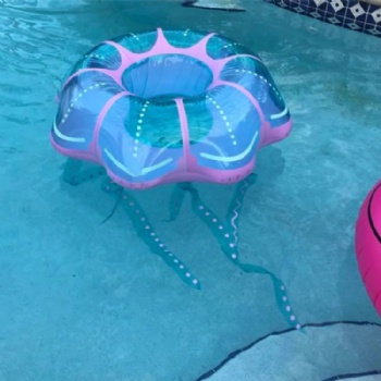  充气水母游泳圈	